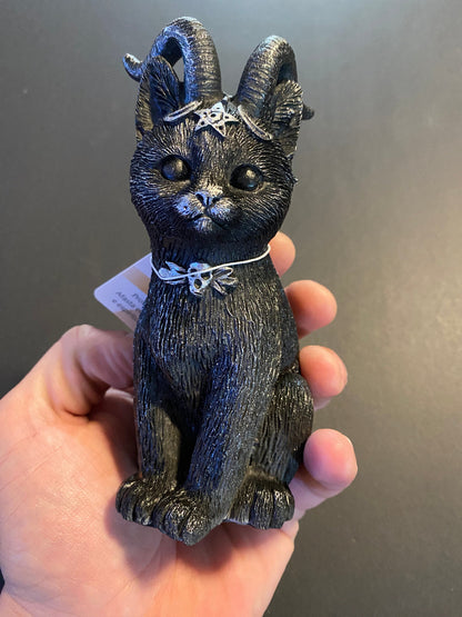 Gato wicca con cuernos en mano