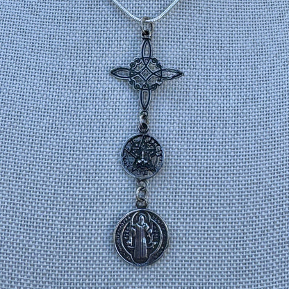 Amuleto Triple Protección de Plata 925 con Nudo de Bruja, Tetragramatón y San Benito, activado | detalle